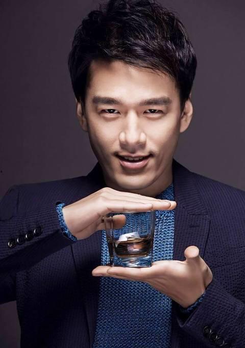 圈内爆料王耀庆抽雪茄,揭秘明星圈内的奢华生活 第2张 圈内爆料王耀庆抽雪茄,揭秘明星圈内的奢华生活 第2张